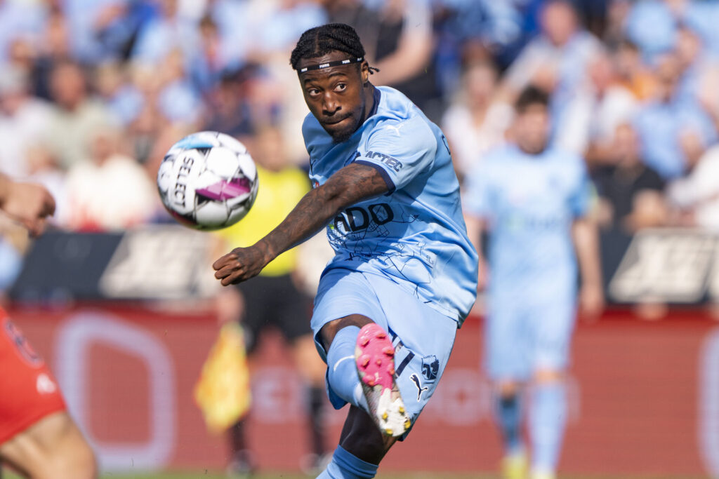 Randers FCs Norman Campbell trykker den af under superligakampen mellem Randers FC og FC Midtjylland på Cepheus Park Randers søndag den 22. september 2024.. (Foto: Bo Amstrup/Ritzau Scanpix)