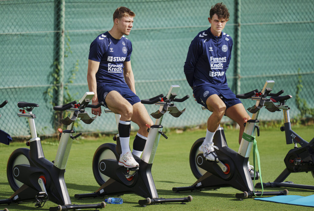 Rasmus Højlund og Nicolaisen på en motionscykel.