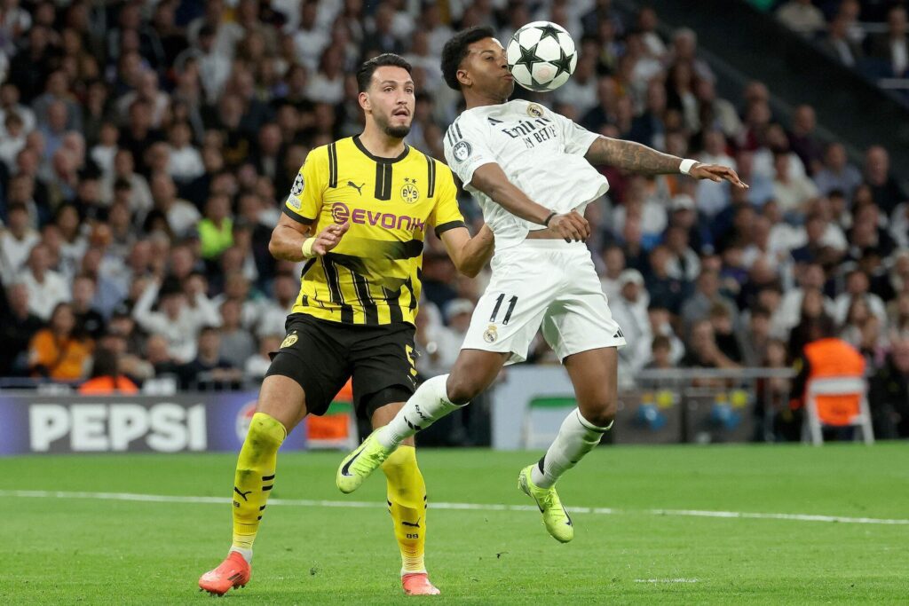 Real Madrids Rodrygo forsøger at få kontrol over bolden mod Dortmund.