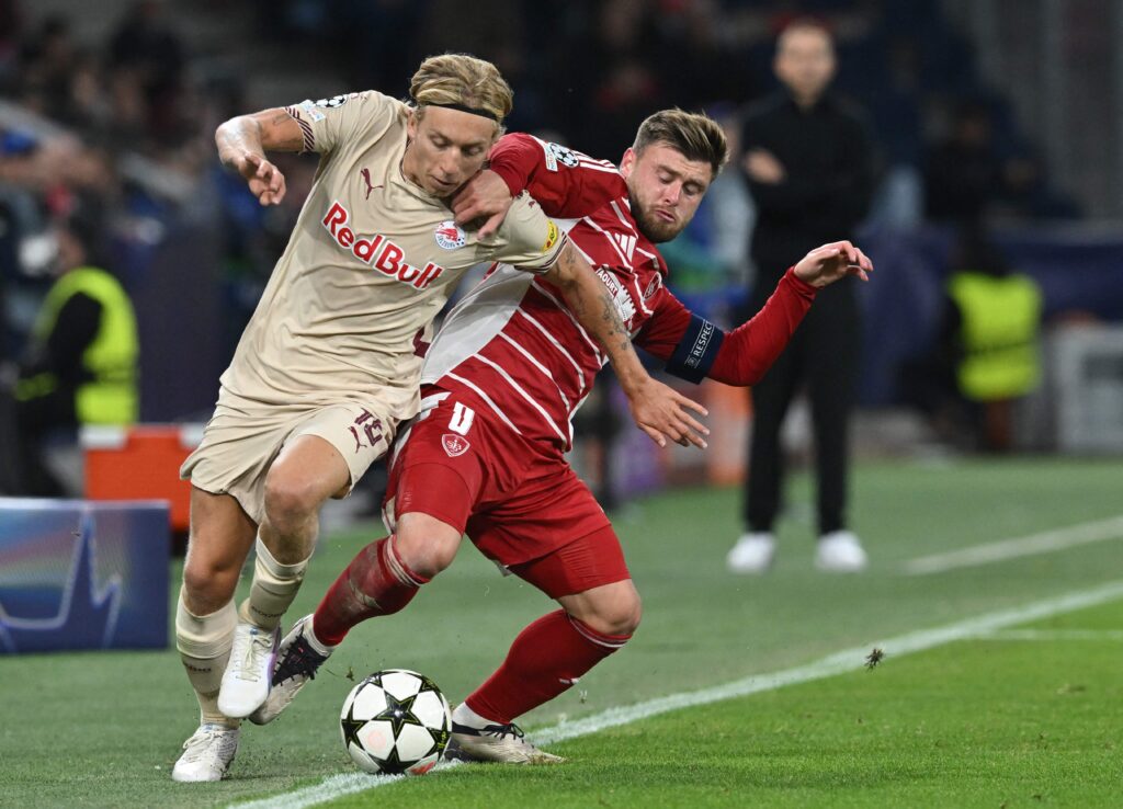 Mads Bidstrup i duel om bolden for Red Bull Salzburg.