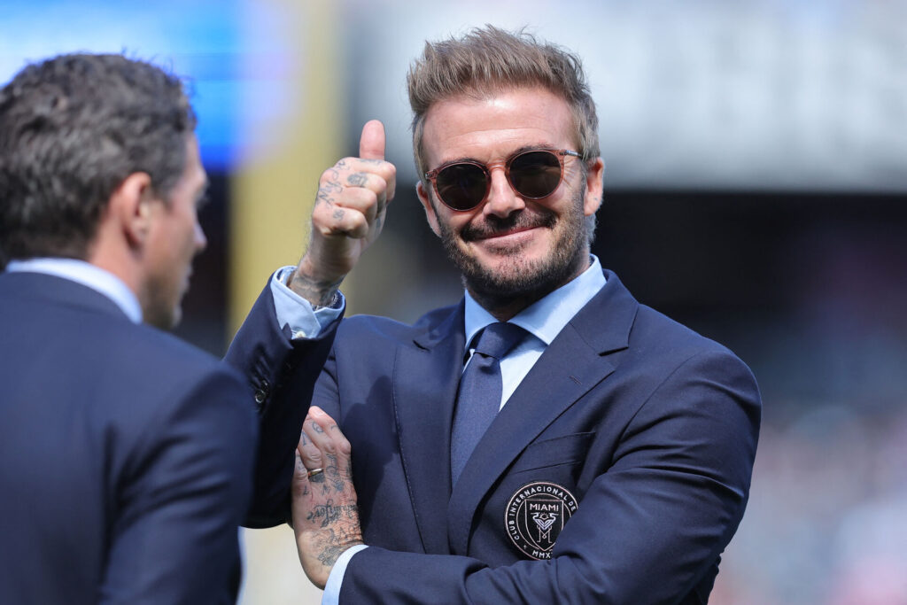 David Beckham signalerer, at alt er godt, under en af Inter Miamis kampe.