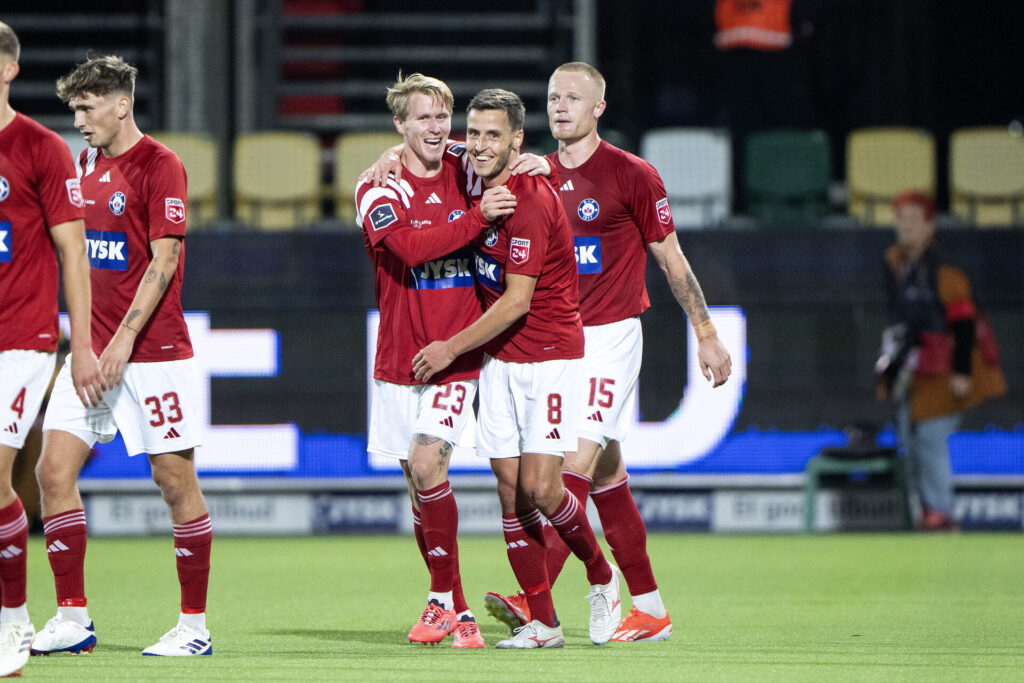 Silkeborg IF-spillerne fejrer et mål mod F.C. København.