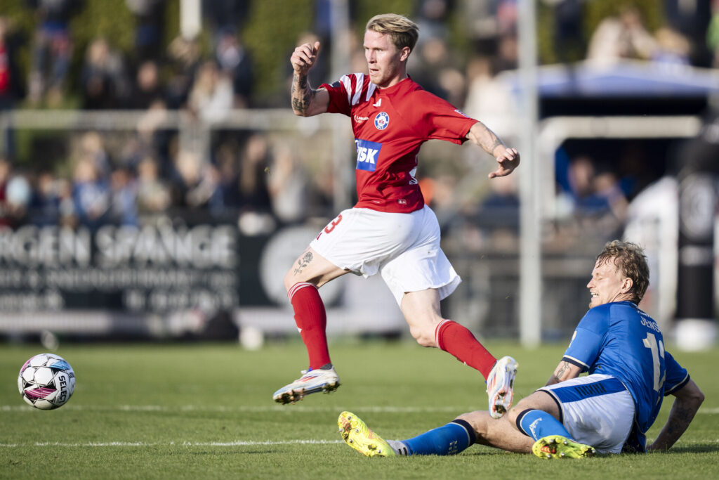 Tonni Adamsen i aktion for Silkeborg IF mod Lyngby Boldklub.