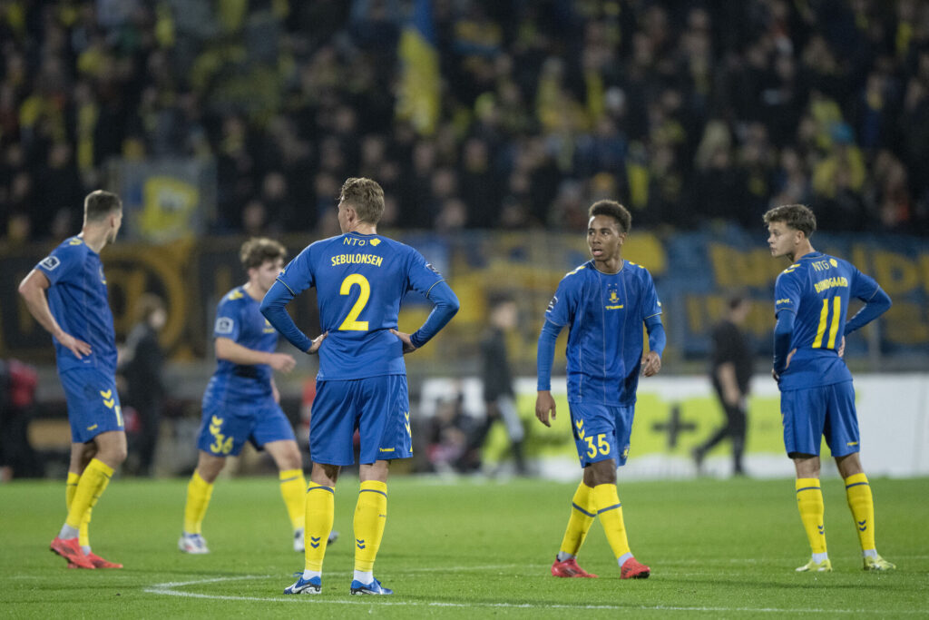 Brøndby spillere står i midtercirklen og er skuffede