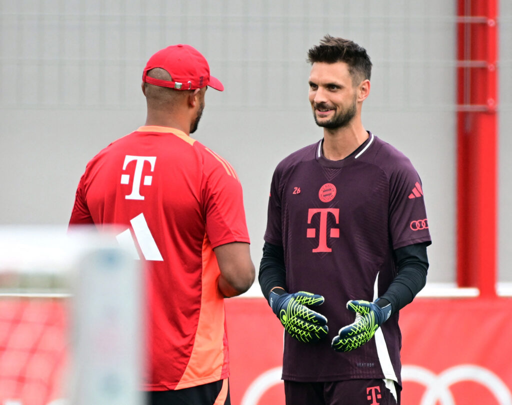 Sven Ulreich taler med Vincent Kompany.