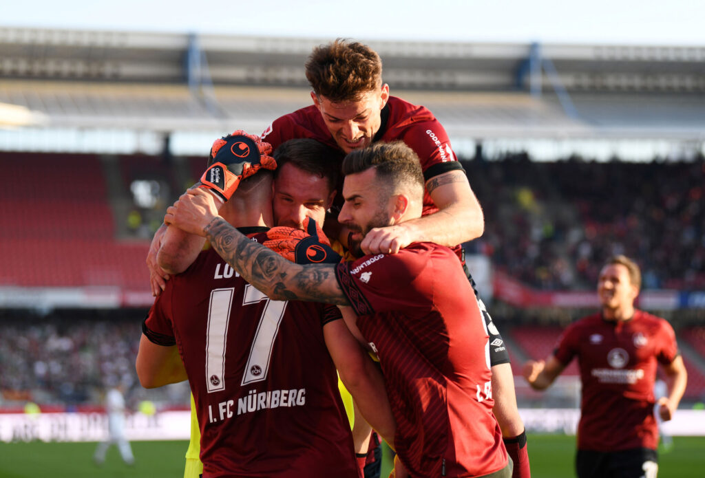 FC Nürnberg-spillerne fejrer en scoring mod FC Augsburg.