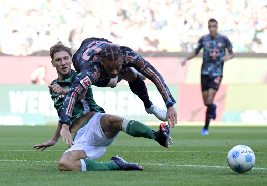 Leroy Sané bliver tacklet under en kamp for Bayern München.