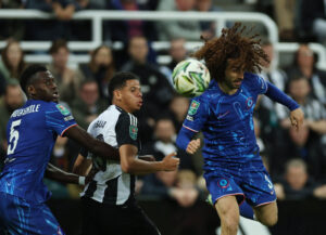 Marc Cucurella i en hovedstødsduel under kampen mellem Newcastle og Chelsea.