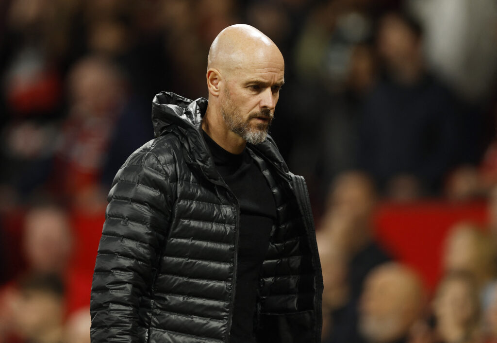 Erik ten Hag på sidelinjen i Manchester Uniteds Carabao Cup-opgør mod Barnsley.