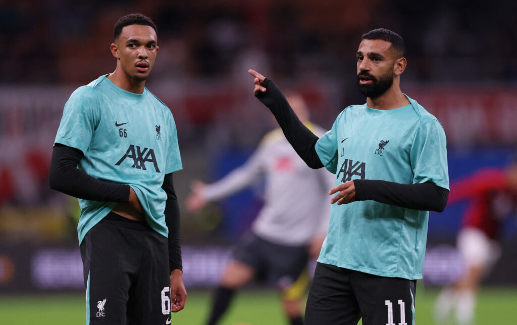 Trent Alexander-Arnold og Mohamed Salah varmer op for Liverpool.