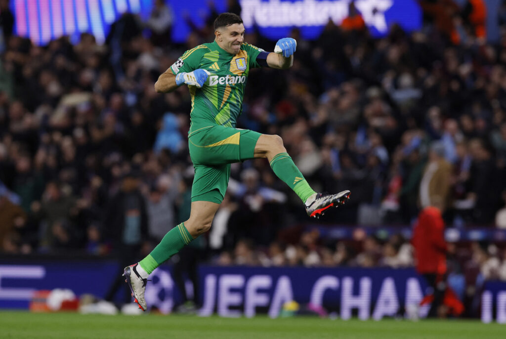 Emiliano Martinez fejrer en scoring for Aston Villa.