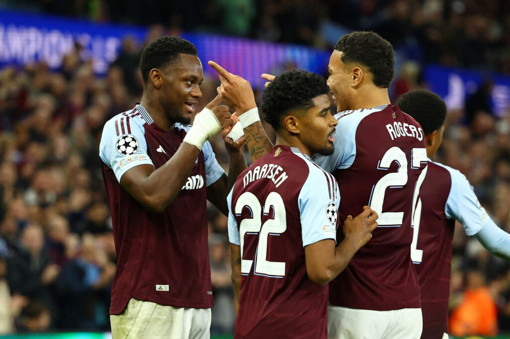 Aston Villa-spillerne jubler over en scoring i Champions League.