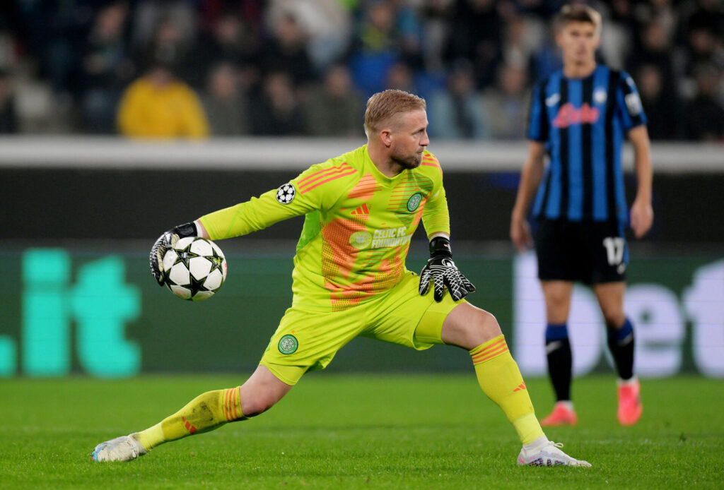 Kasper Schmeichel i færd med at sætte spillet i gang under kampen mellem Atalanta og Celtic.