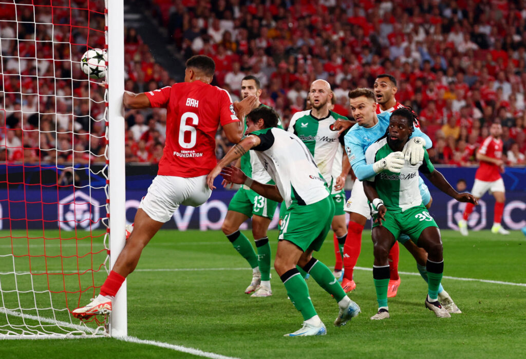 Alexander Bah header på stolpen i kampen mod Feyenoord i CHampions League