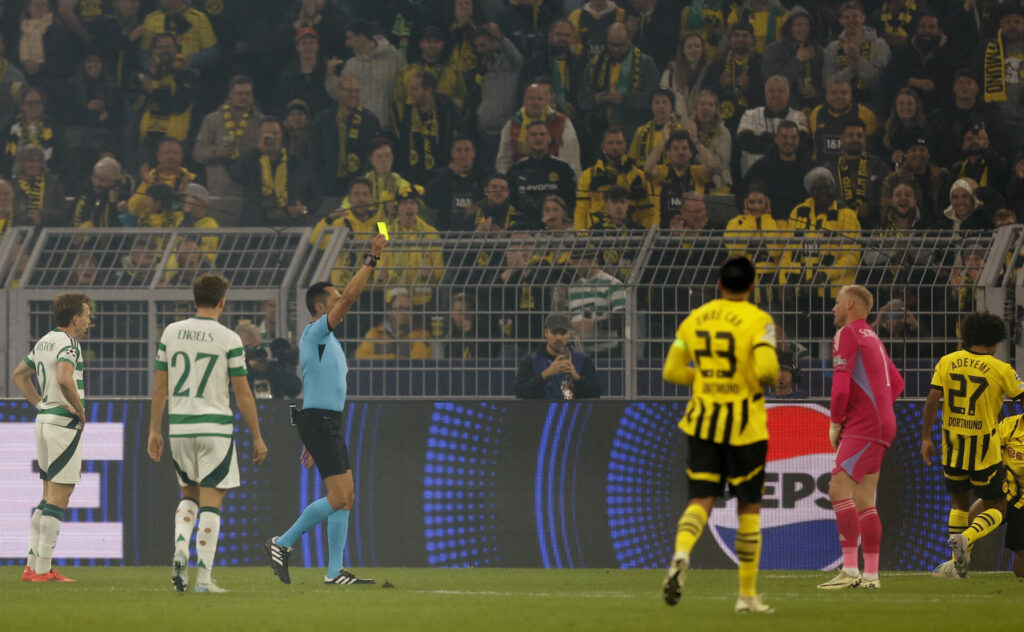 Kasper Schmeichel modtager et gult kort i Champions League-kampen mellem Dortmund og Celtic.