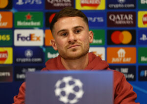 Alexis Mac Allister til et pressemøde.