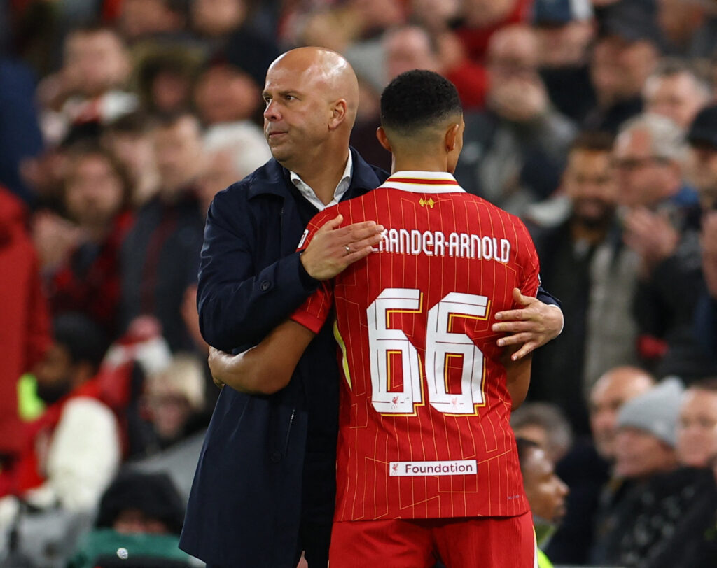 Trent Alexander-Arnold og Arne Slot omfavner hinanden