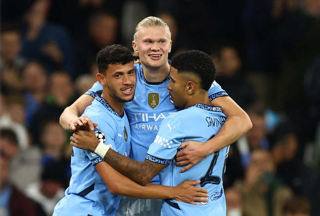 Erling Haaland krammer holdkammeraterne i Manchester City