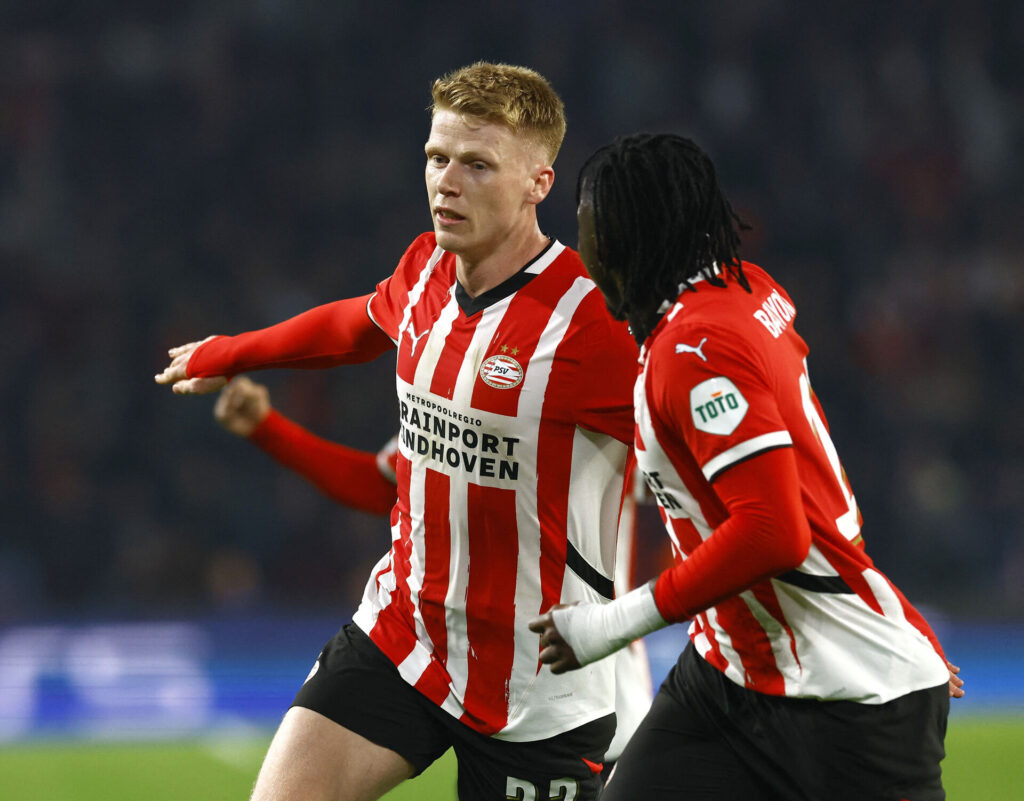 Jerdy Schouten fejrer en scoring for PSV.