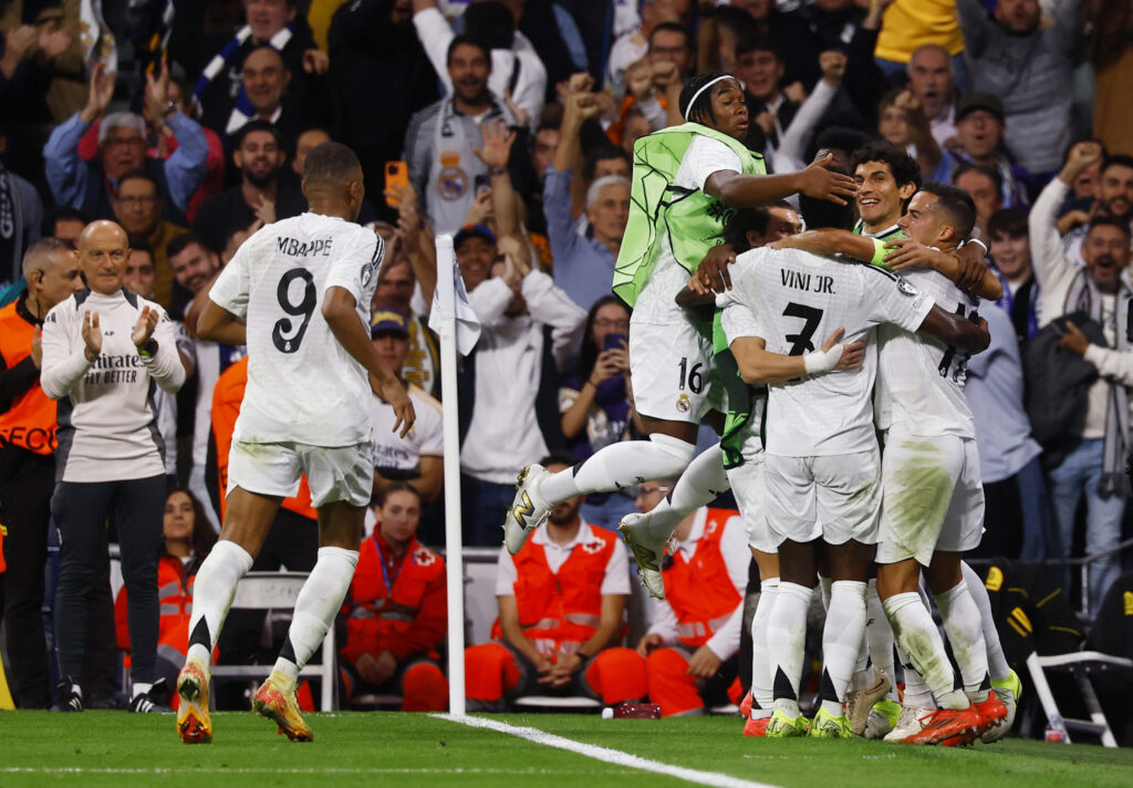 Real Madrid-spillerne fejrer en scoring mod Borussia Dortmund.