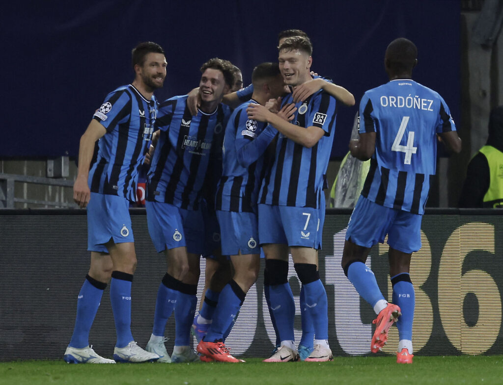 Club Brugge-spillerne fejrer en scoring i Champions League.