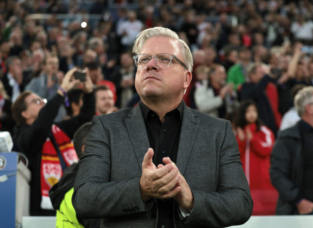 Lars Friis på sidelinjen for Sparta Prag.