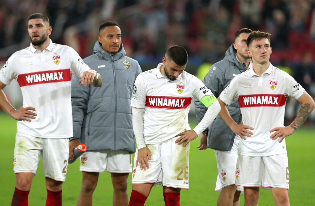 Stuttgarts spillere kigger på tribunerne efter kamp