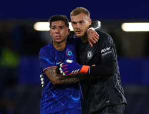 Filip Jørgensen i omfavnelse med Enzo Fernandes.