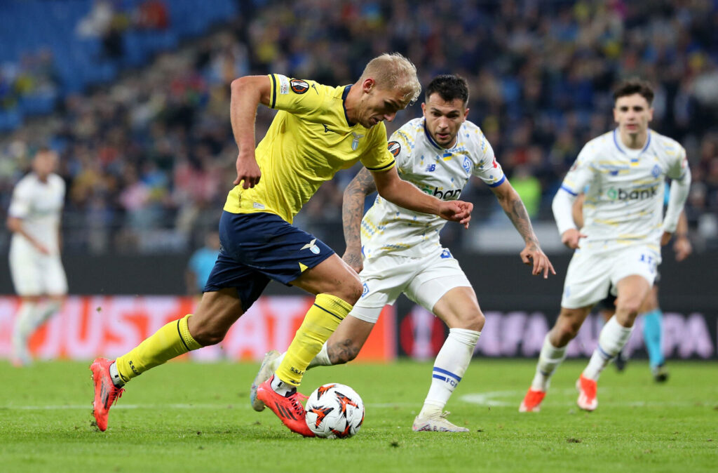 Gustav Isaksen driver bolden frem under Lazios kamp mod Dynamo Kyiv.