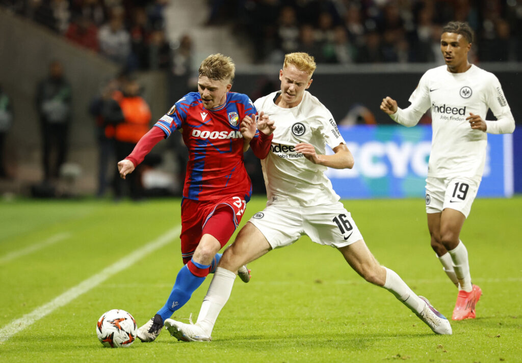 Hugo LArsson i nærkamp om bolden i Europa League.