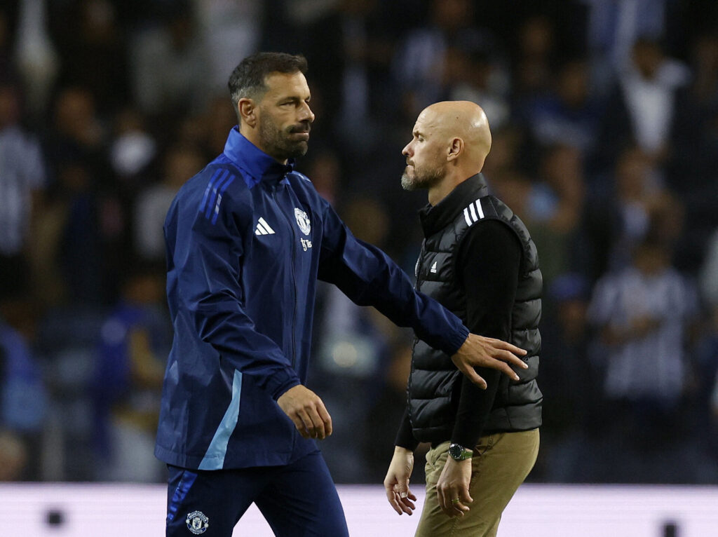 Ruud van Nistelrooy står angiveligt til at overtage tøjlerne i Manchester United såfremt klubben taber til Aston Villa søndag.