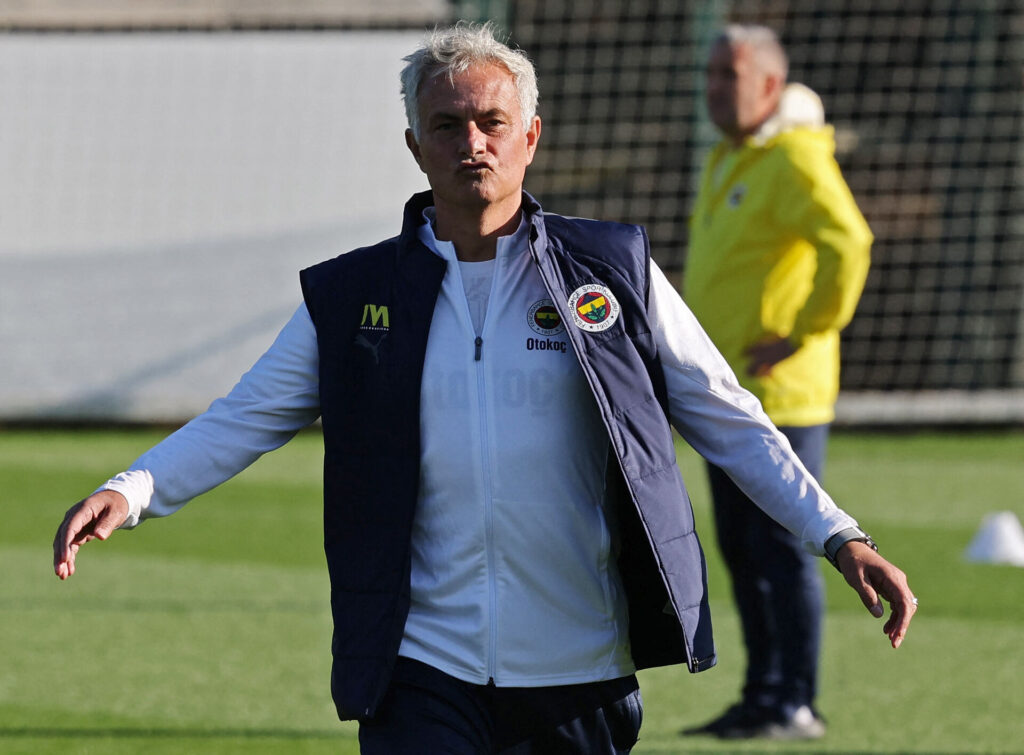 Jose Mourinho under en træning i Fenerbahce.