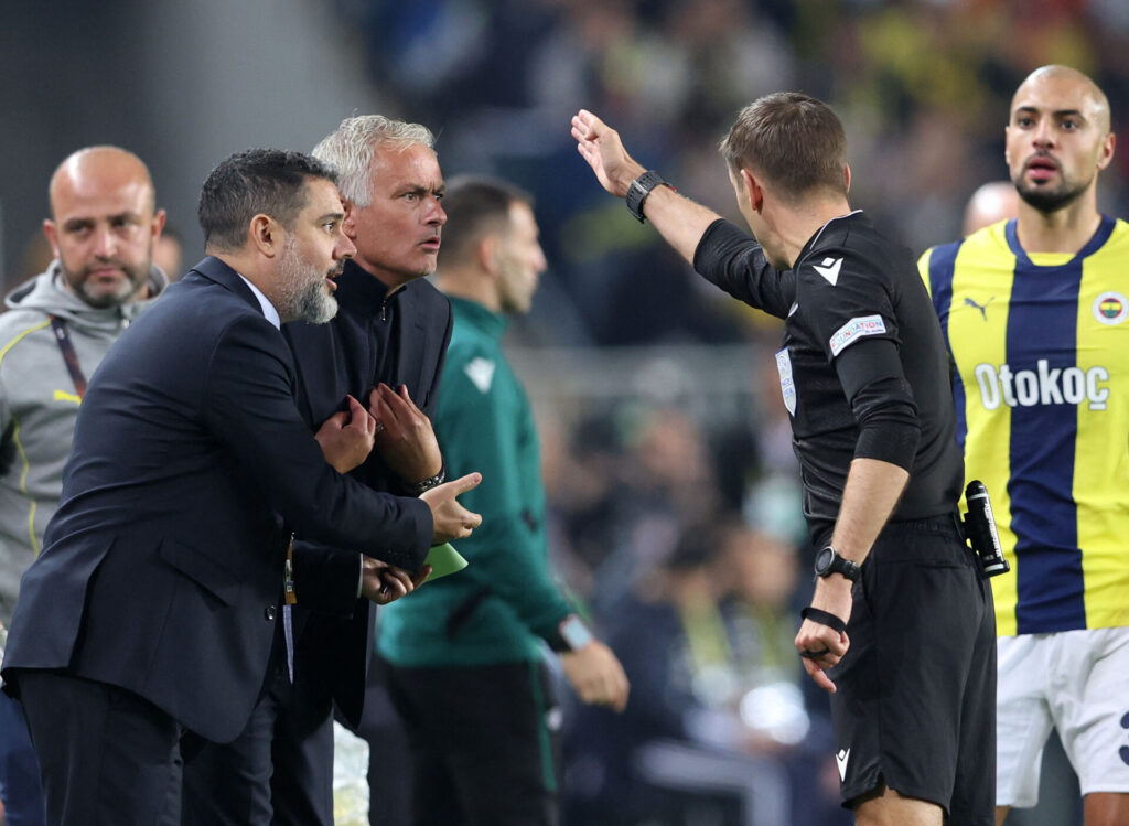 José Mourinho modtager et rødt kort under kampen mellem Fenerbahce og Manchester United.