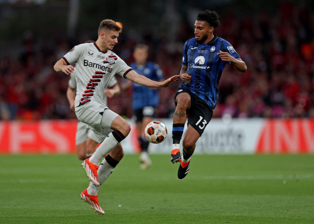 Josip Stanisic i kamp for Bayer Leverkusen mod Atalanta.