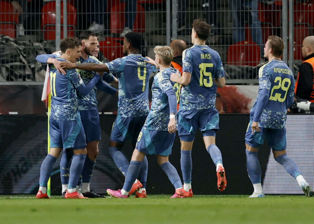 Ajax-spillerne jubler over straffesparksscoring mod Slavia Prag i Europa League.