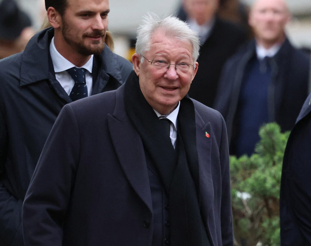 Sir Alex Ferguson til Sir Bobby Charltons begravelse.