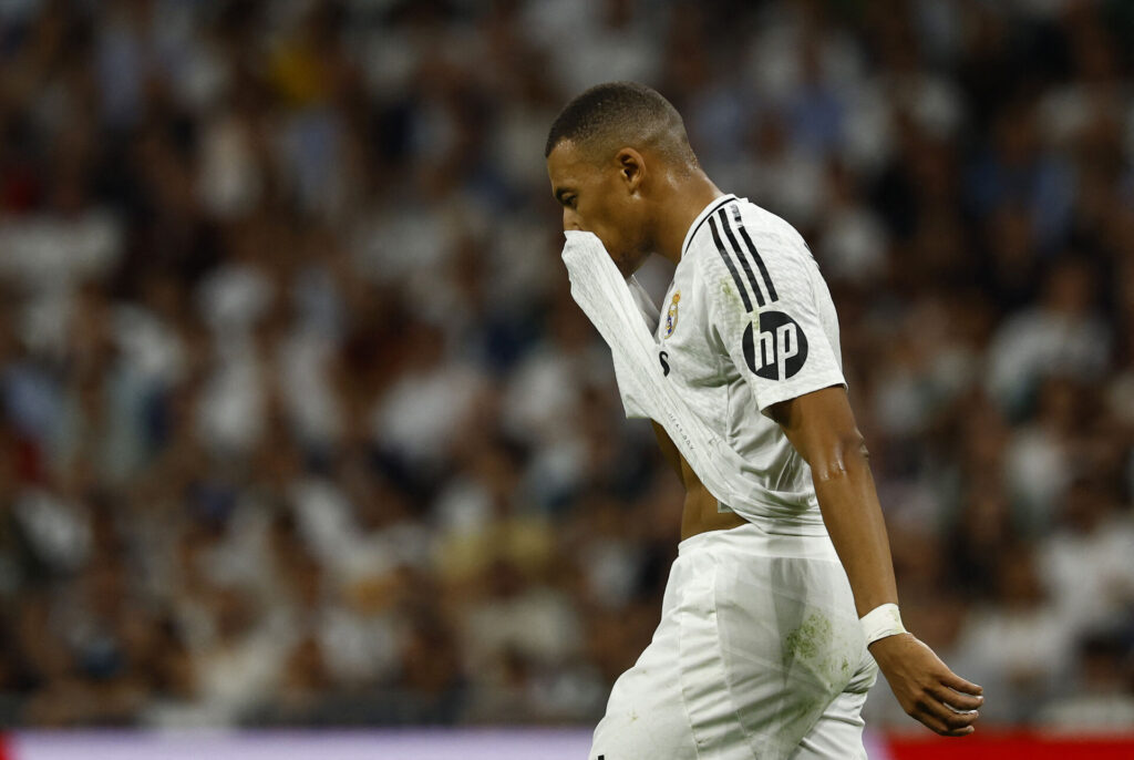 Kylian Mbappé tørrer sved af i sin Real Madrid-trøje.