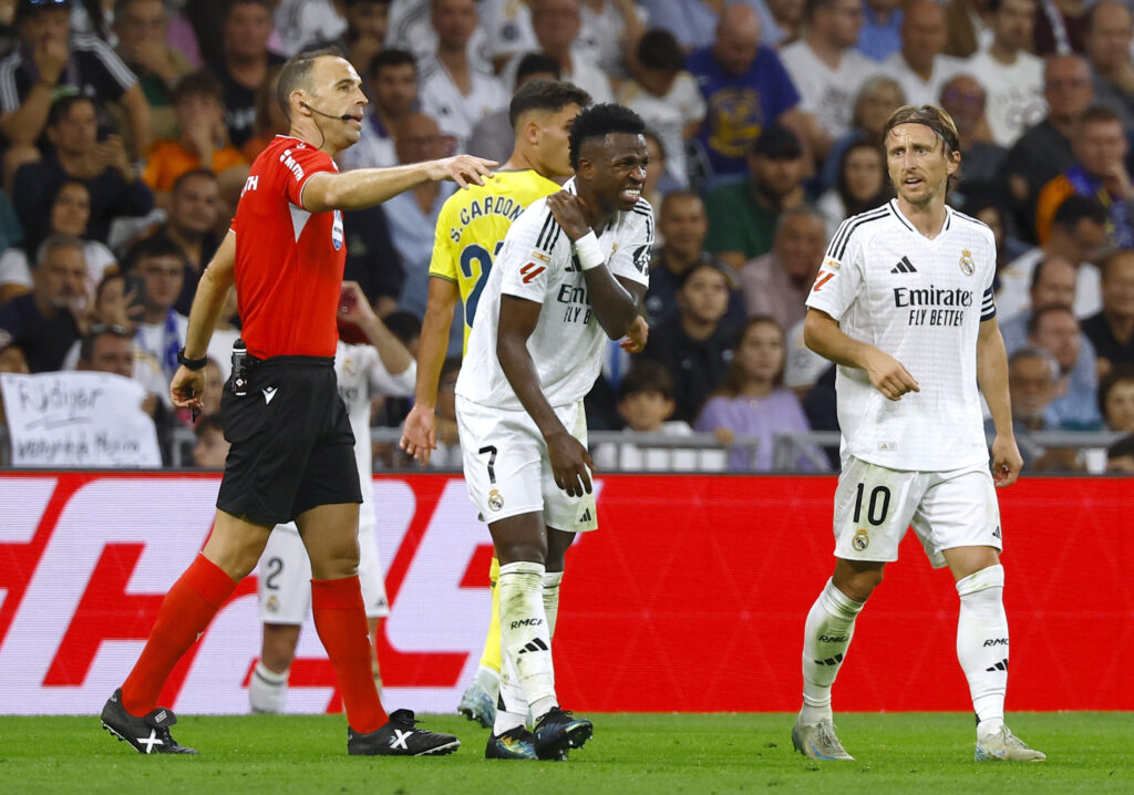 Vinicius Junior tager sig til skulderen og lader sig udskifte i kampen mellem Real Madrid og Villareal.