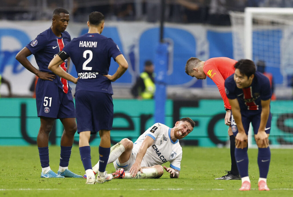 Pierre-Emile Højbjerg ligger i græsset og har ondt i kampen mellem Marseille og PSG.