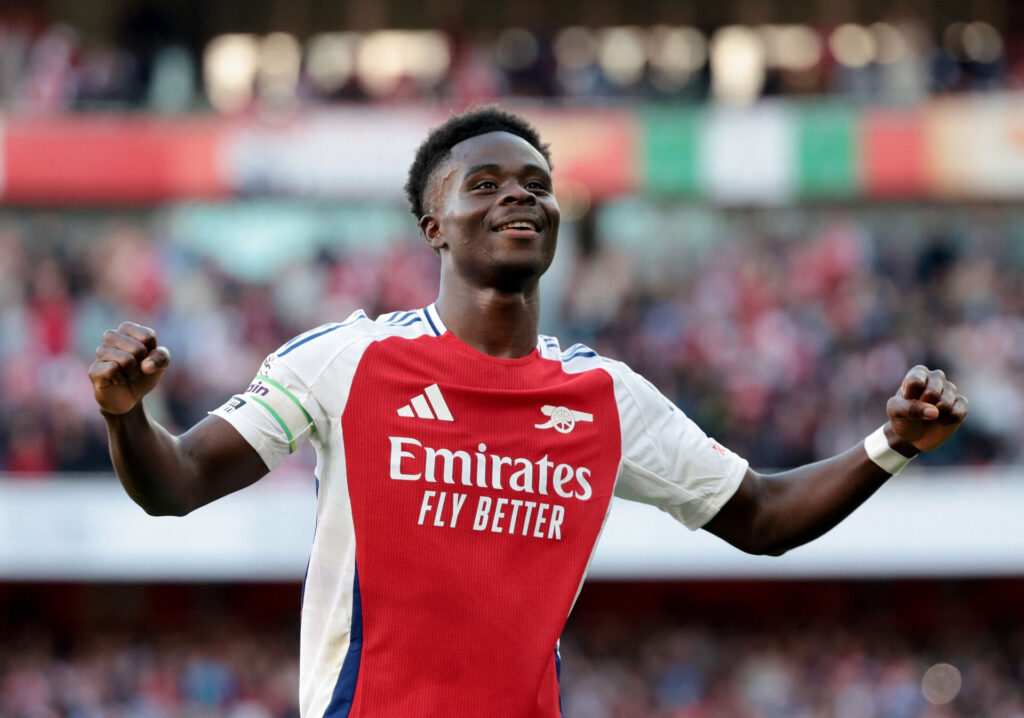 Bukayo Saka jubler i Arsenal-trøjen.