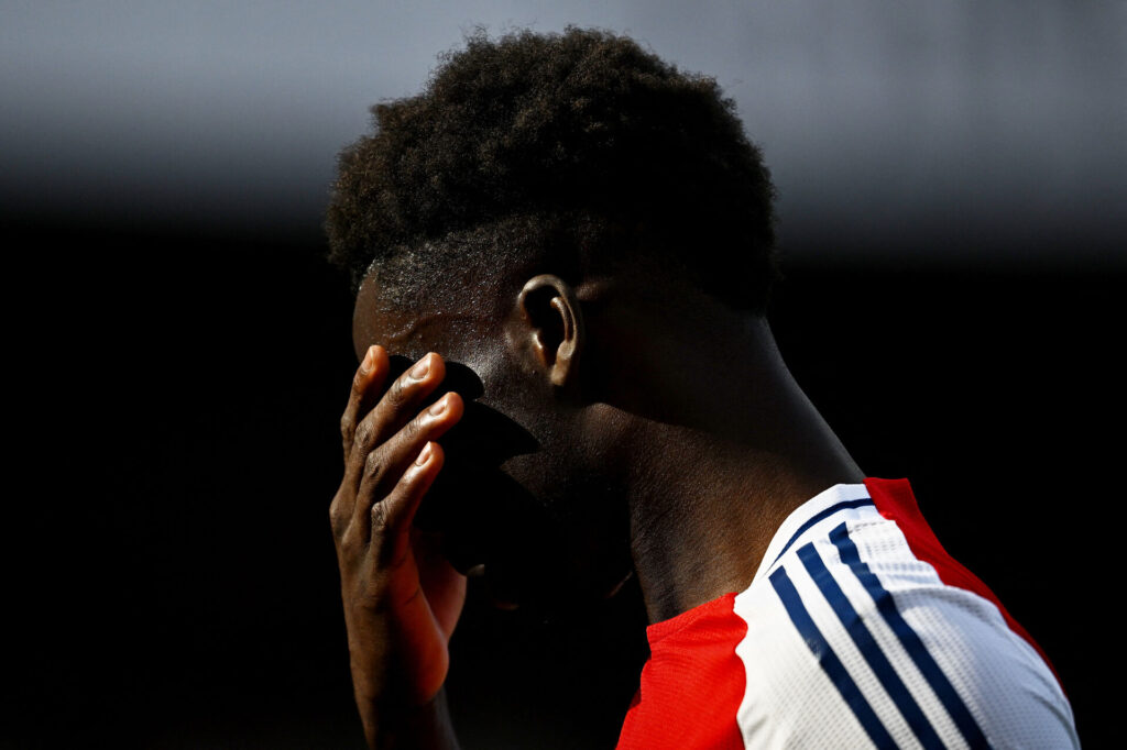 Bukayo Saka har ansigtet i hænderne under kampen mellem Arsenal og Southampton i Premier League.