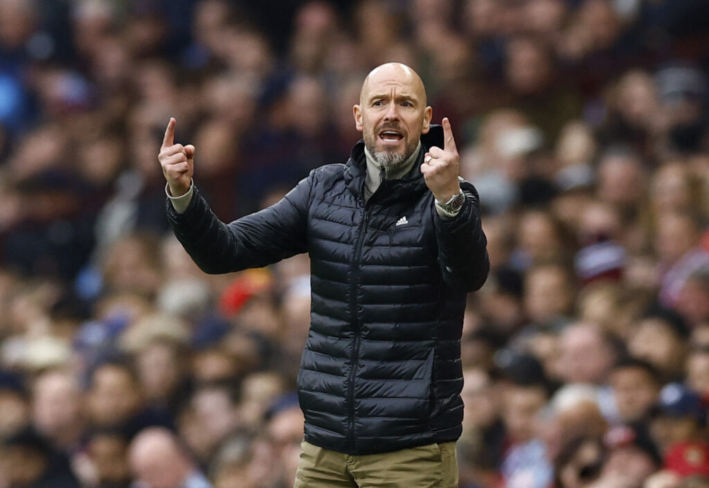 Erik ten Hag på sidelinjen under Manchester Uniteds kamp mod Aston Villa.