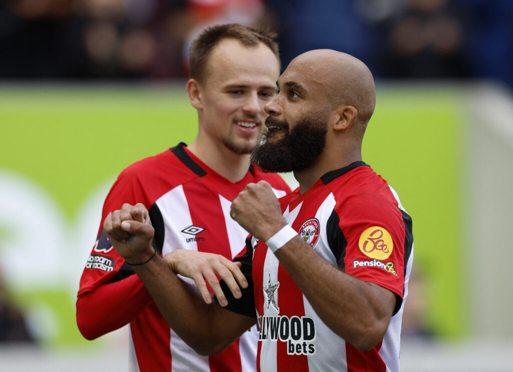 Bryan Mbeumo fejrer en scoring for Brentford sammen med mMikkel Damsgaard.