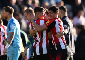 Christian Nørgaard omfavner sine holdkammerater efter Brentford sejr på 5-3 mod Wolves