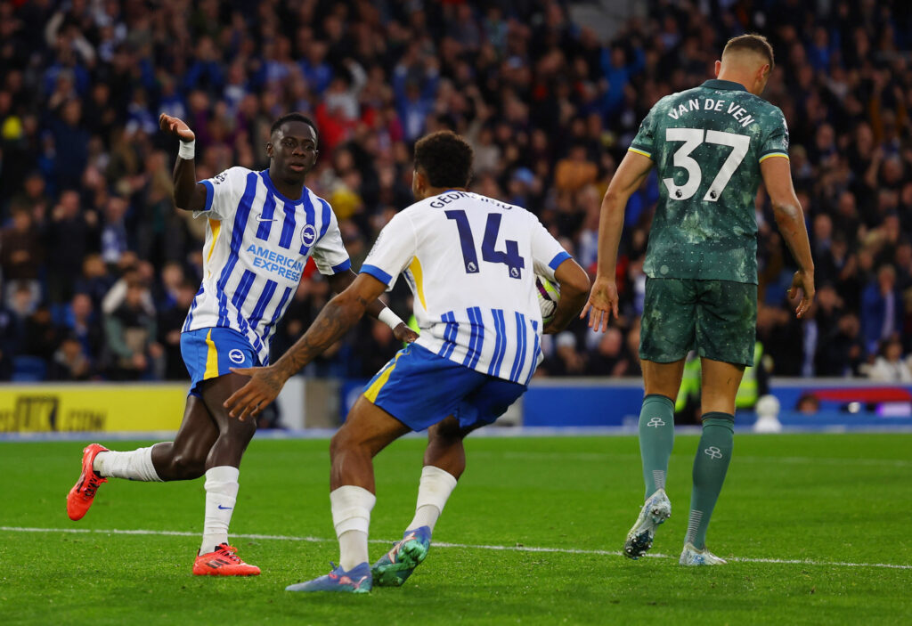 Yankuba Minteh fejrer sin scoring for Brighton mod Tottenham.