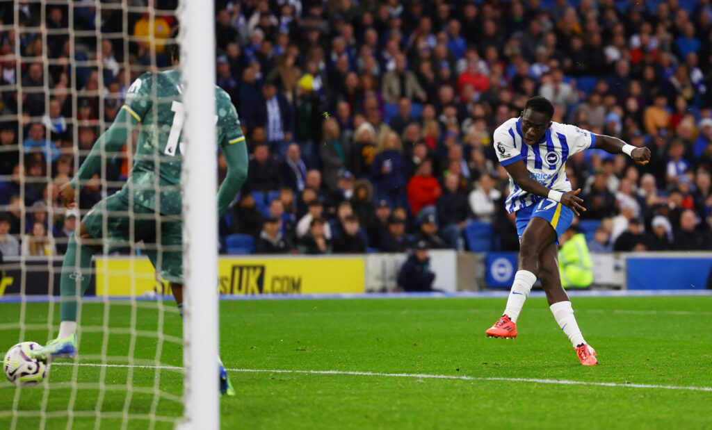 Yankuba Minteh sparker på mål under en kamp for Brighton.