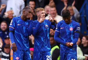 Cole Palmer fejrer en scoring med sine holdkammerater i Chelsea.