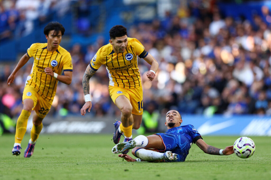 Julio Enciso driver bolden frem for Brighton.