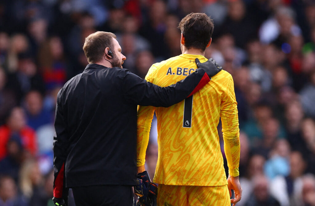 Alisson med en arm om skulderen på vej ud af Liverpools kamp mod Crystal PAlace