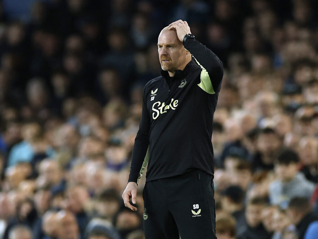 Sean Dyche tager sig til hovedet på sidelinjen.